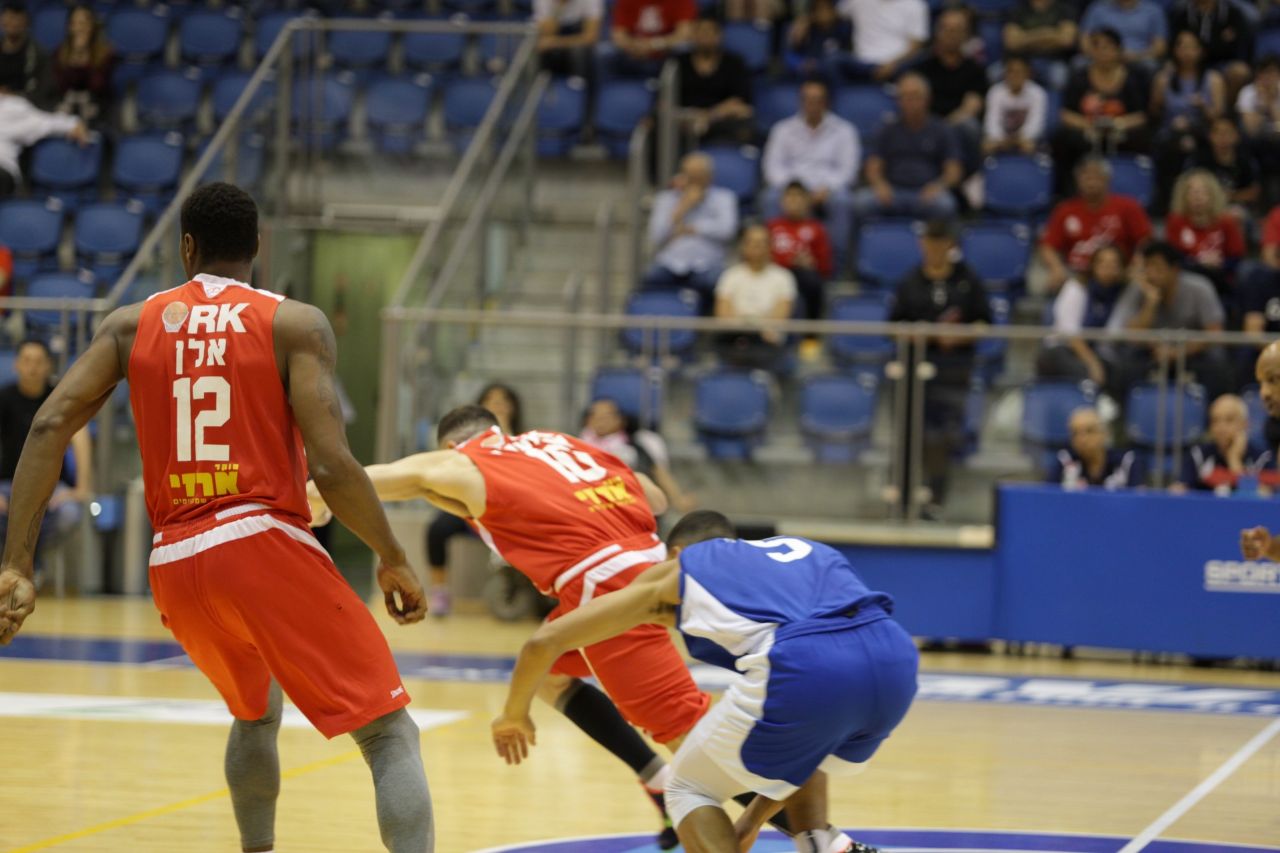 באר שבע נופלת מול רחובות ברבע הראשון. רק 8 נקודות קלעה (צילום: אסף חיימוביץ')